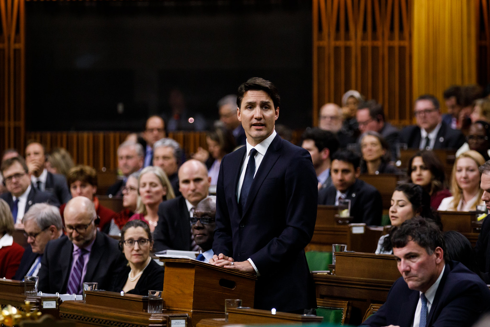 Где правда канада. Здание правительства Канады. Парламент Канады. Здание парламента Канады. Канадские парламентарии.